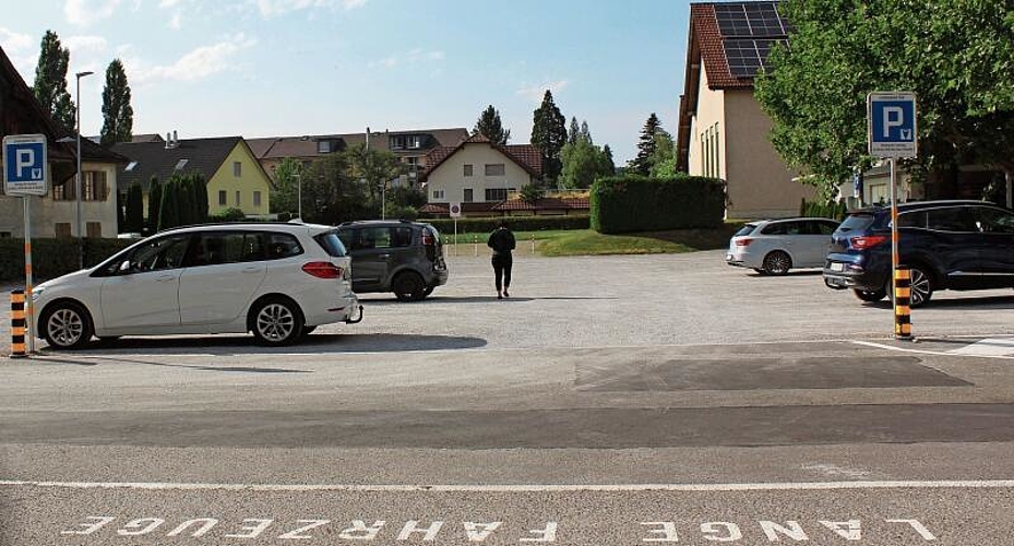 Was lange währt … Der neu gestaltete Lindenplatz in Sarmenstorf wurde eingeweiht.Foto: Alexander Studer