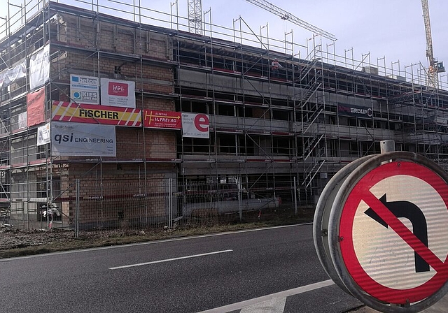 In erster Linie für Coop-Mitarbeiter: Der Teil der Wohnbaugenossenschaft Lenzburg der Überbauung Lindenblick in Staufen an der Aarauerstrasse. Foto: Fritz Thut