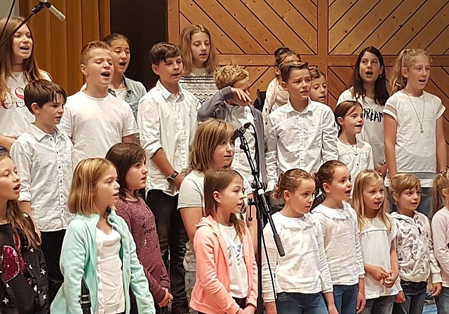 <em>Haben an der Swing-Matinée ebenfalls ihren grossen Auftritt:</em> Die Kinder des von Cathryn Lehmann geleiteten Jugendchors Funkybees aus Ennetbaden. Foto: zvg