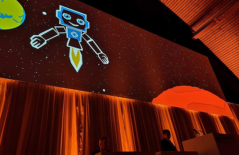 <em>Grüsse aus der Zukunft:</em> Der «Hypi-Bot» zeigte auf der Grossleinwand, wie das Bankgeschäft in 150 Jahren aussehen könnte, und stellte CEO Marianne Wildi in den Schatten. Foto: Fritz Thut <em>Grüsse aus der Zukunft:</em> Der «Hypi-Bot» zeigte auf der Grossleinwand, wie das Bankgeschäft in 150 Jahren aussehen könnte, und stellte CEO Marianne Wildi in den Schatten. Foto: Fritz Thut