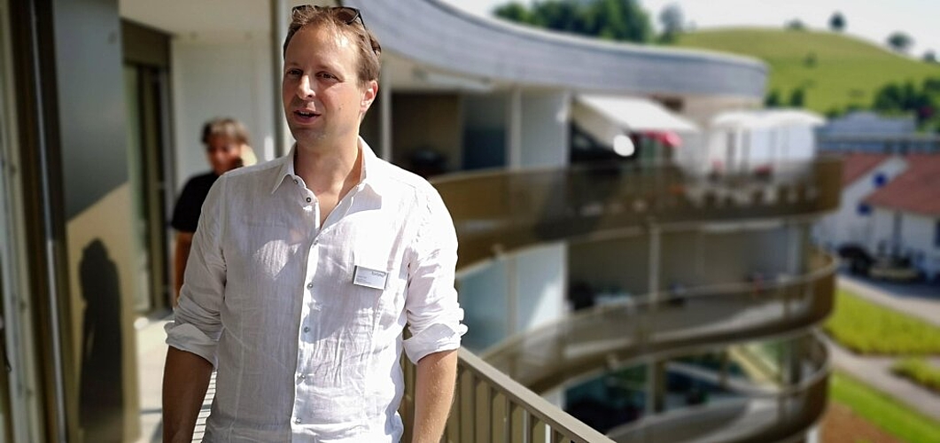 <em>«Mein längster Baukörper»:</em> Lorenz Nef, Leiter Entwicklung Fortimo. Foto: Fritz Thut
