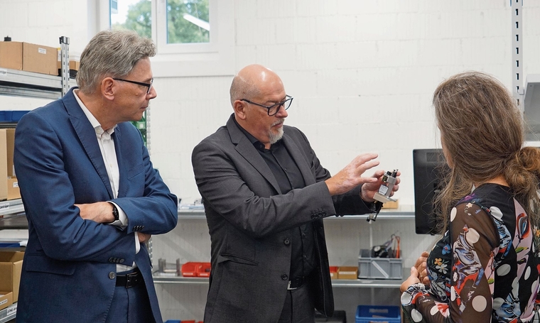 Robert Ott (Mitte) erläutert Landammann Dieter Egli und Leiterin Standortförderung Verena Rohrer die Feinheiten seines Handwerks. Foto: rfb