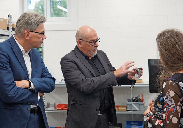 Robert Ott (Mitte) erläutert Landammann Dieter Egli und Leiterin Standortförderung Verena Rohrer die Feinheiten seines Handwerks. Foto: rfb