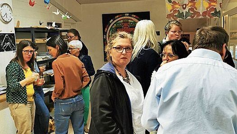 Gut besucht: Ausstellungsvernissage im Lenzburger Töpferhaus-Kreativatelier. Foto: Fritz Thut