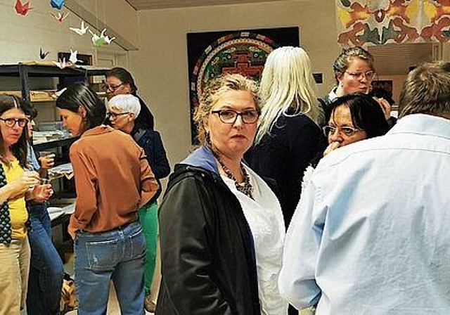 Gut besucht: Ausstellungsvernissage im Lenzburger Töpferhaus-Kreativatelier. Foto: Fritz Thut