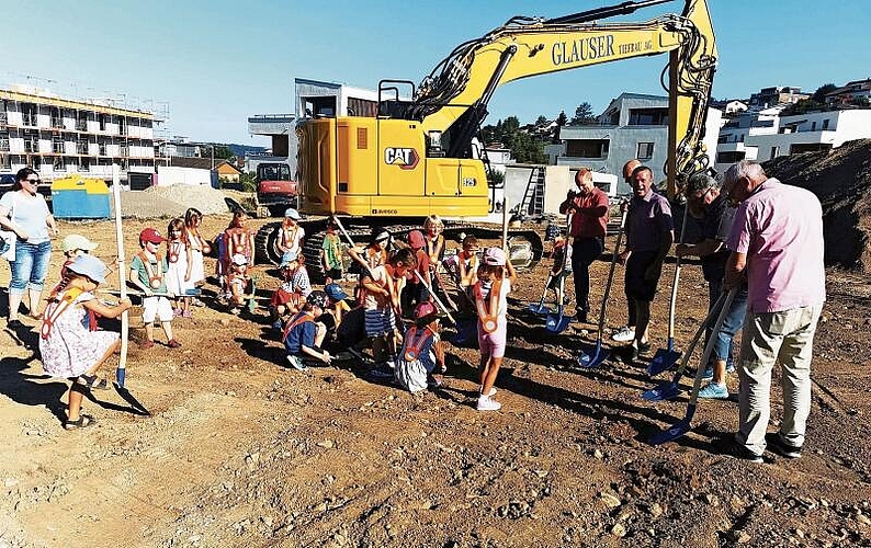 Mit Einsatz bei der Sache: Kindergärtler helfen mit beim Spatenstich für den Seenger Doppelkindergarten Hinterdorf. Foto: Fritz Thut
