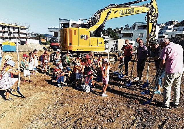 Mit Einsatz bei der Sache: Kindergärtler helfen mit beim Spatenstich für den Seenger Doppelkindergarten Hinterdorf. Foto: Fritz Thut
