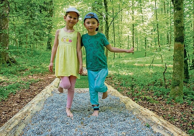 Barfusslaufen macht Spass: Die beiden Geschwister Viola und Dominik erspürten den neuen Barfusspfad als Erste. Foto: Peter Winkelmann