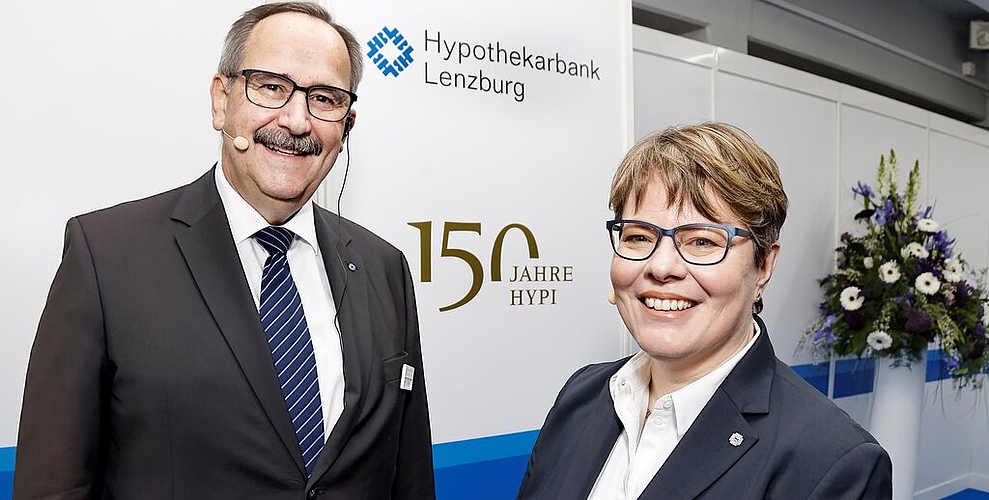<em>Steuern die «Hypi» aktiv in die digitale Zukunft:</em> Verwaltungsratspräsident Gerhard Hanhart und Marianne Wildi, Vorsitzende der Geschäftsleitung an der GV. Foto: André Albrecht <em>Steuern die «Hypi» aktiv in die digitale Zukunft:</em> Verwaltungsratspräsident Gerhard Hanhart und Marianne Wildi, Vorsitzende der Geschäftsleitung an der GV. Foto: André Albrecht