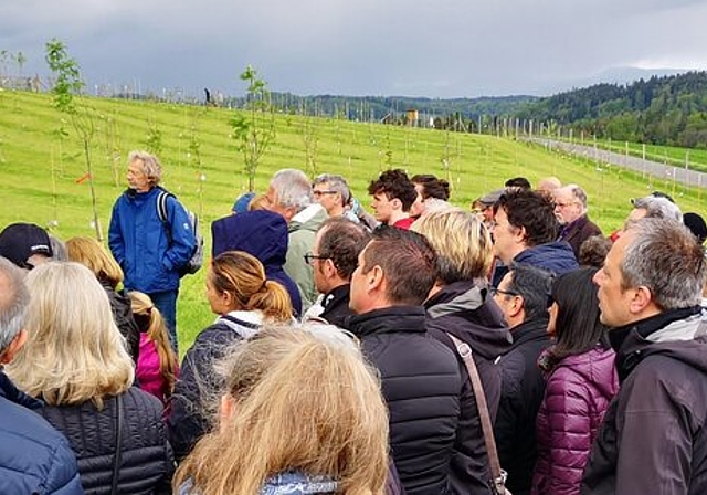 <em>Grosses Interesse:</em> Projektleiter Victor Condrau (ganz links) begrüsst zahlreiche Besucher zur ersten Führung im Wildobst-Arboretum Seetal ob Dürrenäsch. Fotos: Fritz Thut
