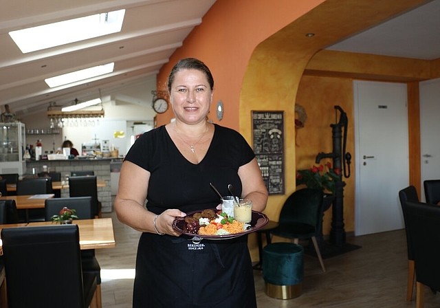 <em>Aufgetischt: </em>Roberta Schibli präsentiert ein gluschtiges Mittagsmenü im neuen Ruby’s Café. Foto: Melanie Bär