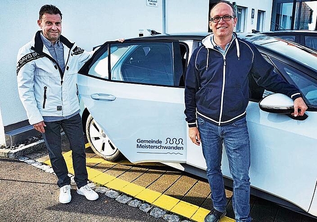 Neues Angebot in Meisterschwanden: Gemeindepräsident Ueli Haller und Urs Weiss, Leiter Abteilung Bau und Umwelt, mit dem E-Carsharing-Auto. Foto: Fritz Thut