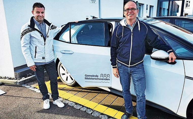 Neues Angebot in Meisterschwanden: Gemeindepräsident Ueli Haller und Urs Weiss, Leiter Abteilung Bau und Umwelt, mit dem E-Carsharing-Auto. Foto: Fritz Thut