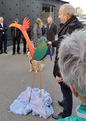 <em>Überbleibsel:</em> Architekt Samuel Wiederkehr mit dem Holzvogel «Lenzi» aus dem abgebrannten Werkhof. <em>Überbleibsel:</em> Architekt Samuel Wiederkehr mit dem Holzvogel «Lenzi» aus dem abgebrannten Werkhof.