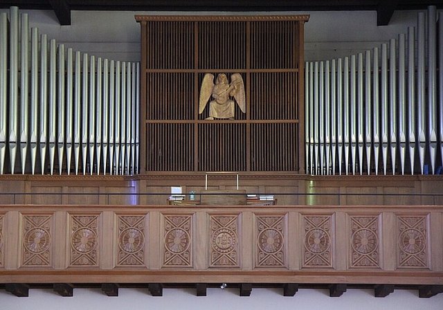 <em>Mit langer Mängelliste behaftet:</em> Die Orgel in der Lenzburger Herz-Jesu-Kirche. Foto: Alfred Gassmann