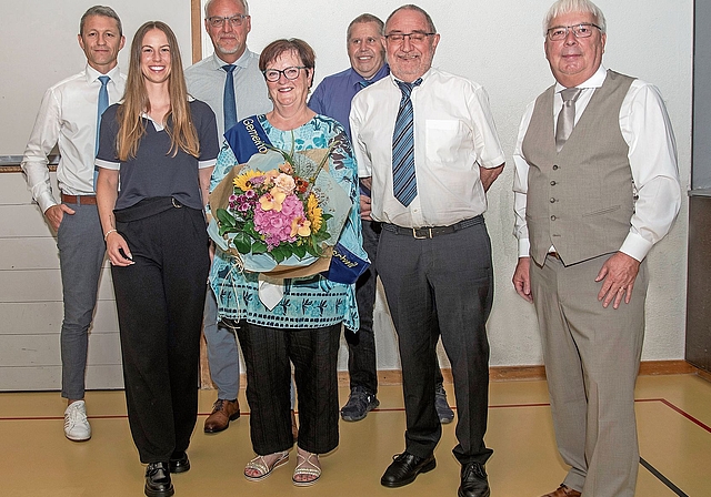 Colette Hauri(Mitte) durfte einen Blumenstrauss als Dankeschön entgegennehmen.Foto: pwi