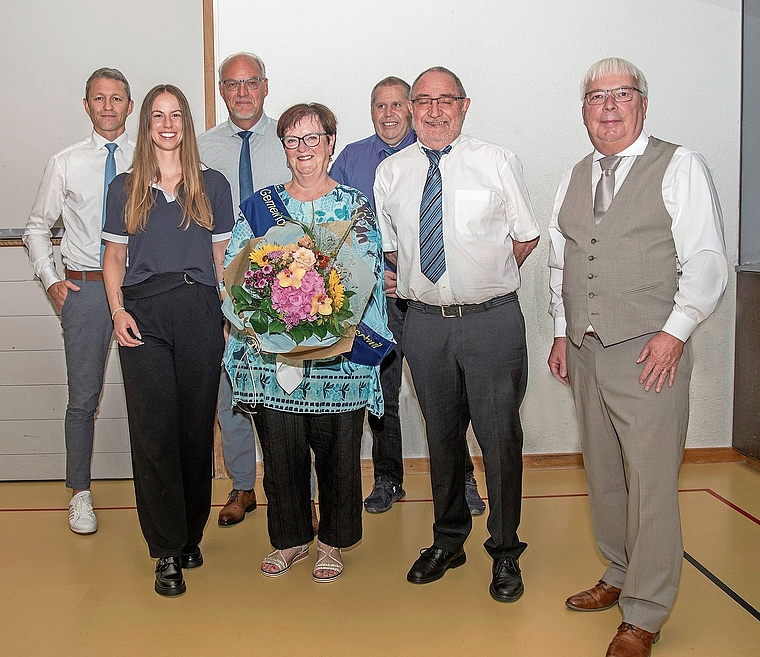 Colette Hauri(Mitte) durfte einen Blumenstrauss als Dankeschön entgegennehmen.Foto: pwi