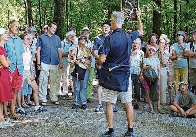 Interessierte Zuhörerschaft: Mitglieder des Natur- und Vogelschutzvereins Lenzburg auf einem Spaziergang in die Natur. Foto: Alfred Gassmann
