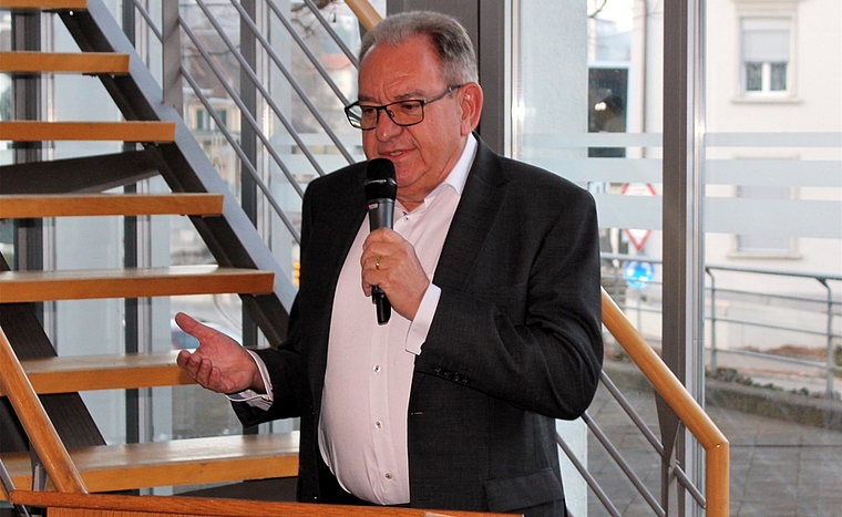 Gemeindeammann Peter Lenzin bei der Ansprache. Foto: ASt