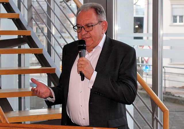 Gemeindeammann Peter Lenzin bei der Ansprache. Foto: ASt
