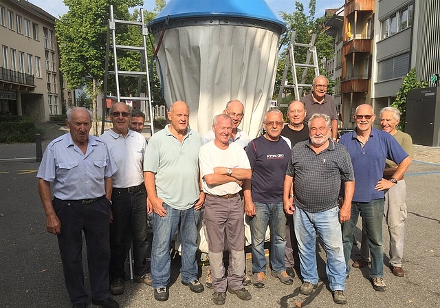Werden nie mehr von der Morgensonne geblendet: Mitglieder der Männerriege Lenzburg während dem letzten Abbau des Stadtzeltes. Foto: Herbert Hauri