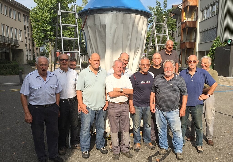 Werden nie mehr von der Morgensonne geblendet: Mitglieder der Männerriege Lenzburg während dem letzten Abbau des Stadtzeltes. Foto: Herbert Hauri