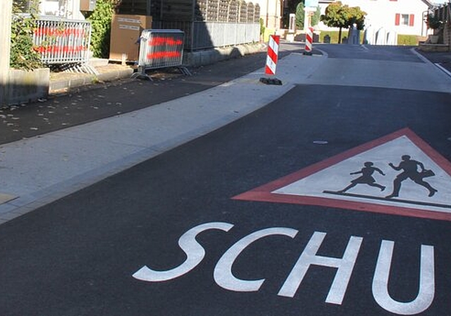 Mutig und ortsbildgerecht: Die Häsigasse mit Gehweg, Mehrzweckstreifen und Fahrbahn. Foto: Alfred Gassmann