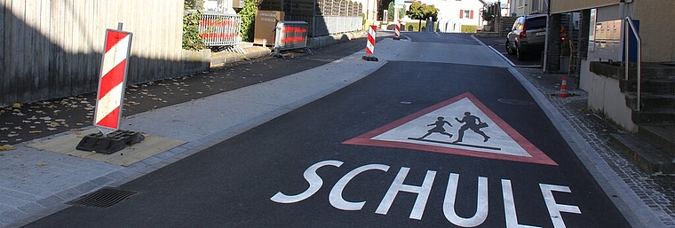 Mutig und ortsbildgerecht: Die Häsigasse mit Gehweg, Mehrzweckstreifen und Fahrbahn. Foto: Alfred Gassmann