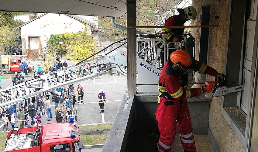 Einsatz im zweiten Stock: Rettung mithilfe der Kettensäge. Einsatz im zweiten Stock: Rettung mithilfe der Kettensäge.