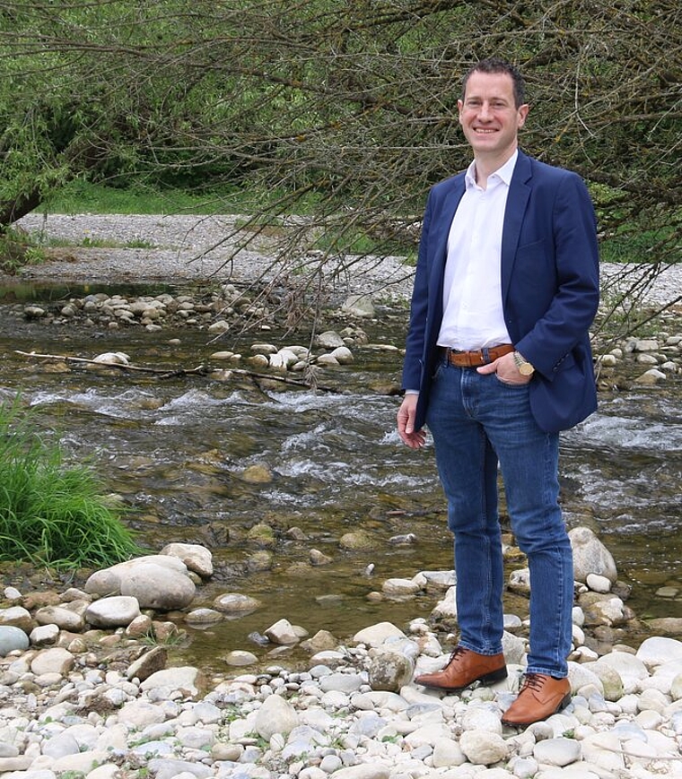<em>Mit ihm erhält Pro Natura Aargau eine kompetente Stimme für die Natur:</em> Matthias Betsche an der Bünzaue an seinem Wohnort in Möriken-Wildegg. Foto: Melanie Solloso