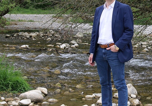 <em>Mit ihm erhält Pro Natura Aargau eine kompetente Stimme für die Natur:</em> Matthias Betsche an der Bünzaue an seinem Wohnort in Möriken-Wildegg. Foto: Melanie Solloso