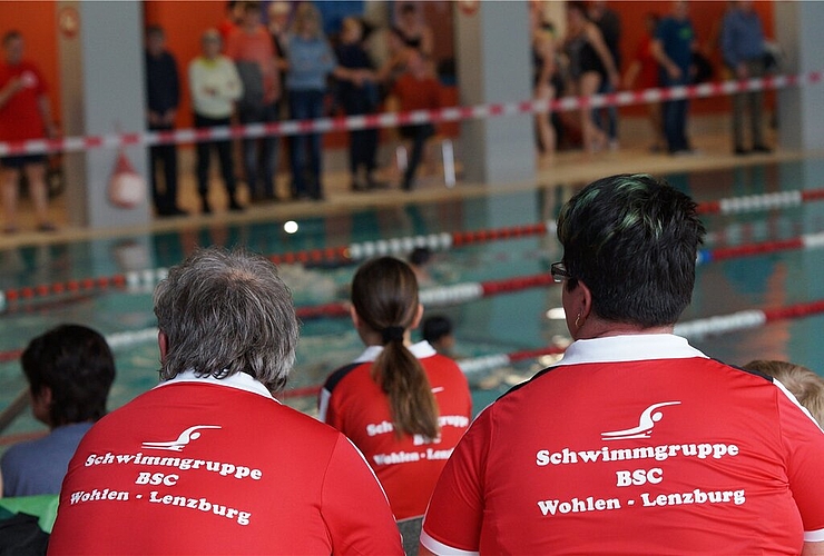 <em>Hopp Länzburg:</em> Auch die Schwimmenden haben treue Betreuer und Fans. Foto: Ruedi Burkart