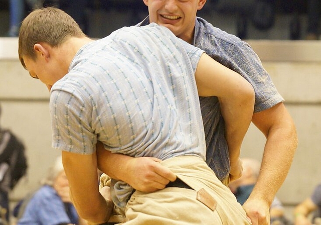 <em>Es war ein Krampf:</em> Der Sarmenstorfer Andreas Döbeli am Niklausschwinget gegen Damian Ott. Foto: Ruedi Burkart