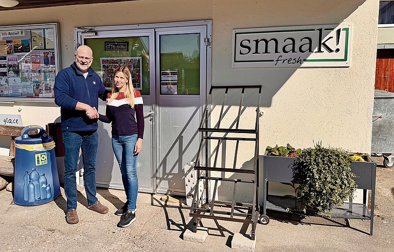 Marc Taeschler und Iryna Rey vor dem kleinen Dorfladen, der demnächst einen neuen Namen erhält.Foto: Verena Schmidtke
