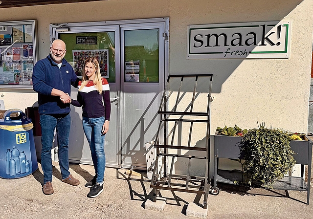 Marc Taeschler und Iryna Rey vor dem kleinen Dorfladen, der demnächst einen neuen Namen erhält.Foto: Verena Schmidtke