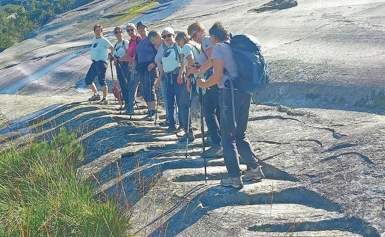 Nach dem Apéro gings dann auf die Spuren der alten Säumer.Foto: zvg