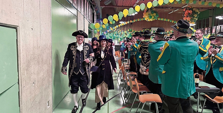 «Bunzi de Gnüsser» zieht in den Saal nebst Ehefrau Patricia und seinen Ehrendamen ein.Foto: Verena Schmidtke