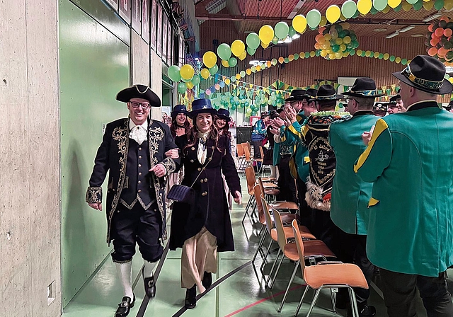 «Bunzi de Gnüsser» zieht in den Saal nebst Ehefrau Patricia und seinen Ehrendamen ein.Foto: Verena Schmidtke