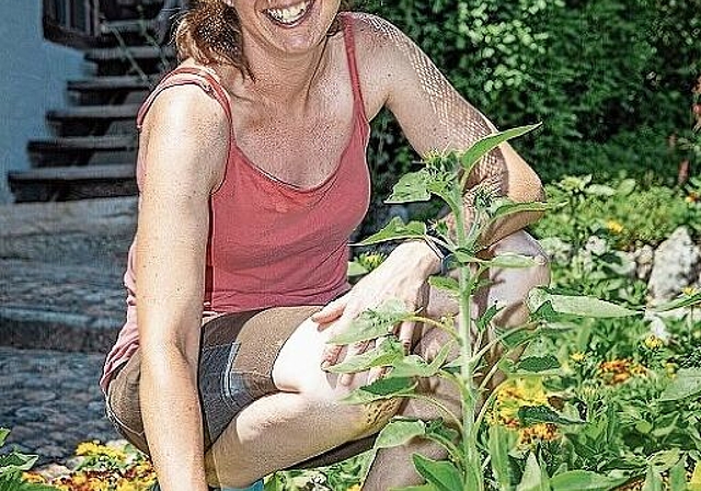 Arbeitet auf Schloss Wildegg: Gärtnerin Melissa Gögele. Foto: Pascal Meier/MA