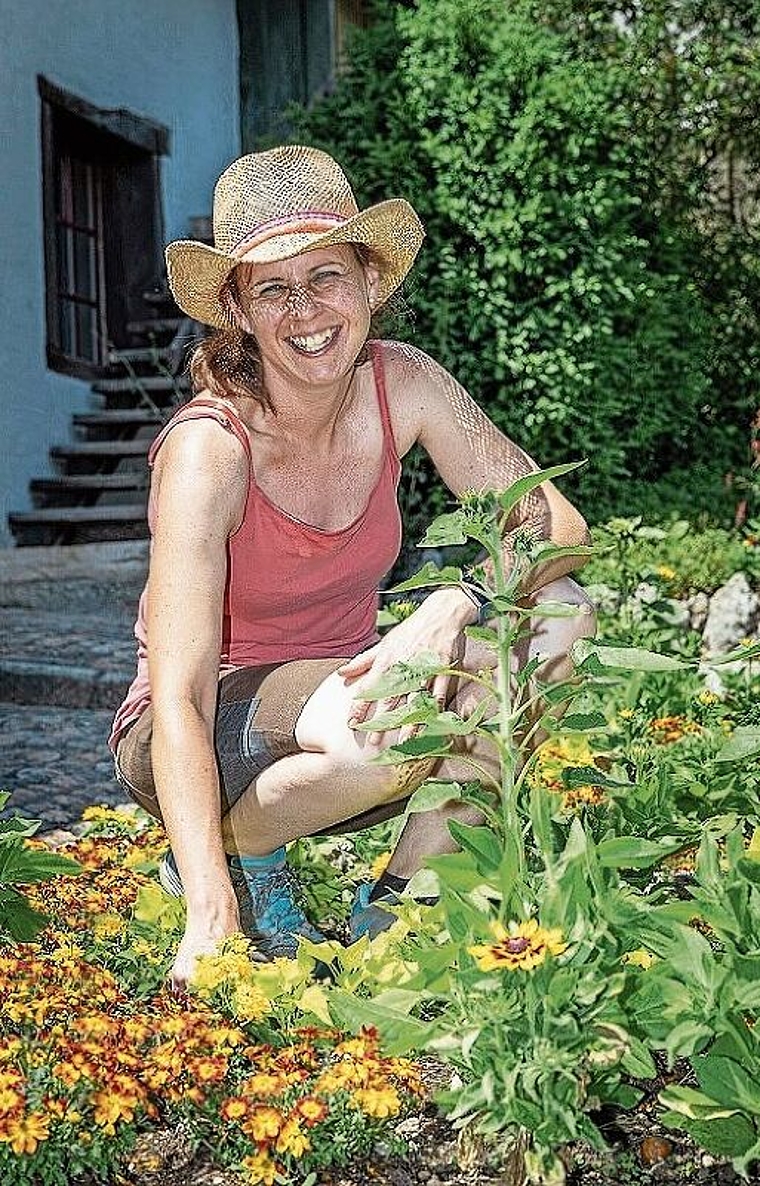 Arbeitet auf Schloss Wildegg: Gärtnerin Melissa Gögele. Foto: Pascal Meier/MA