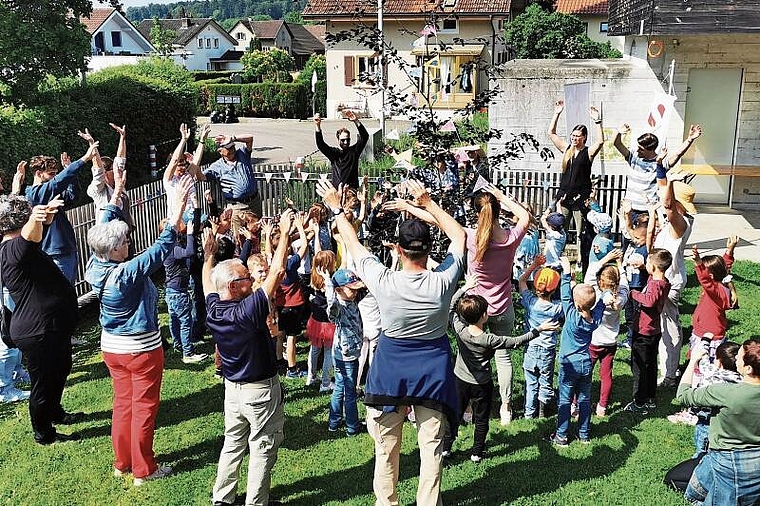 Grosse Freude über die neuen Bäume: Kindergartenkinder und Schattenbaum-Apéro-Teilnehmer rund um eine neue Blutbuche. Foto: Fritz Thut