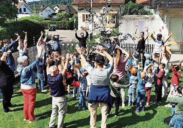 Grosse Freude über die neuen Bäume: Kindergartenkinder und Schattenbaum-Apéro-Teilnehmer rund um eine neue Blutbuche. Foto: Fritz Thut