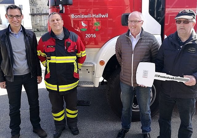 Neues Tanklöschfahrzeug für die Feuerwehr Boniswil-Hallwil: Einweihung mit dem Boniswiler Gemeindeammann Gérald Strub, Kommandant Roger Zingg, Lieferant Peter Jäggi und dem Hallwiler Gemeinderat Christian Müller.