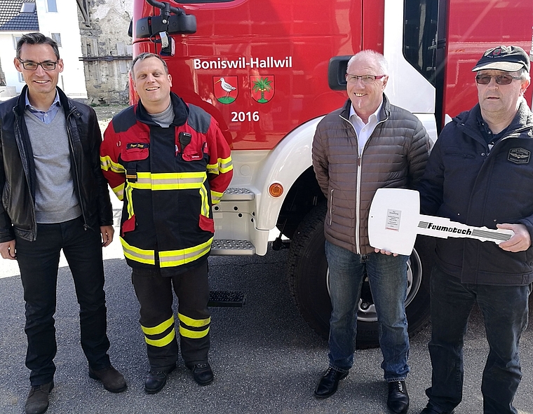 Neues Tanklöschfahrzeug für die Feuerwehr Boniswil-Hallwil: Einweihung mit dem Boniswiler Gemeindeammann Gérald Strub, Kommandant Roger Zingg, Lieferant Peter Jäggi und dem Hallwiler Gemeinderat Christian Müller.