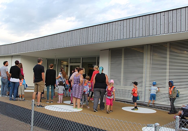 <em>Gespanntes Warten:</em> Gleich öffnet sich die Türe für die ersten Kindergärtler. Foto: AG
