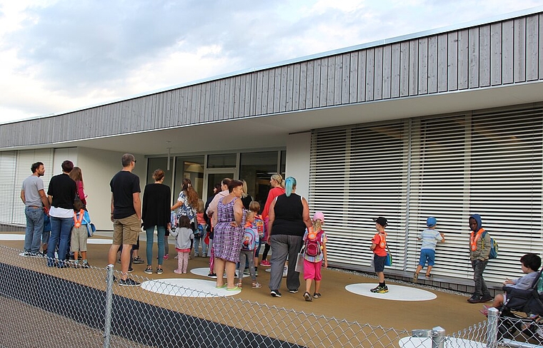 <em>Gespanntes Warten:</em> Gleich öffnet sich die Türe für die ersten Kindergärtler. Foto: AG