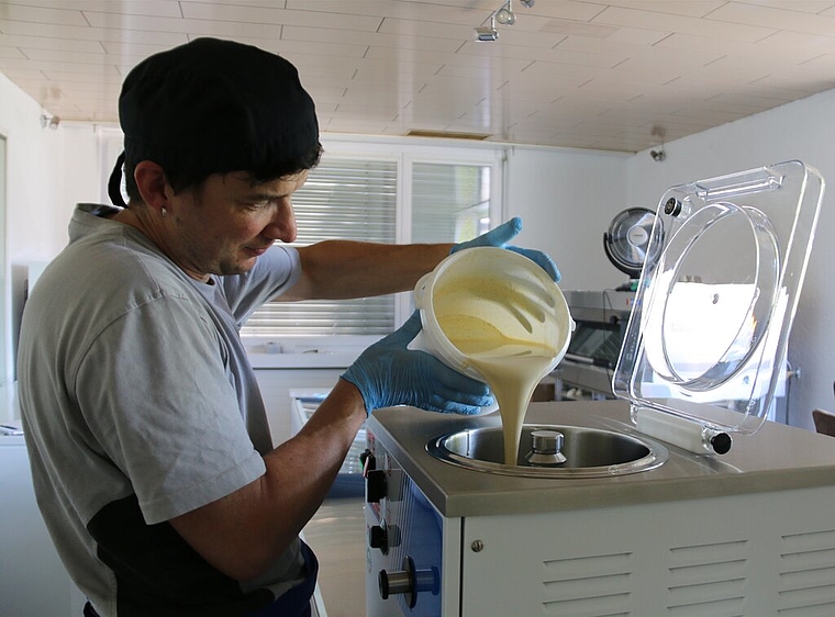 <em>Glacé-Herstellung kann noch richtiges Handwerk sein:</em> Bei «Balu’s Manufaktur für Glacé und Meringue» in Ammerswil ist das noch so. Manufakteur Claudio Riva füllt die Crème für Vanille-Glacé in die Glacé-Maschine. Foto: Melanie Sol