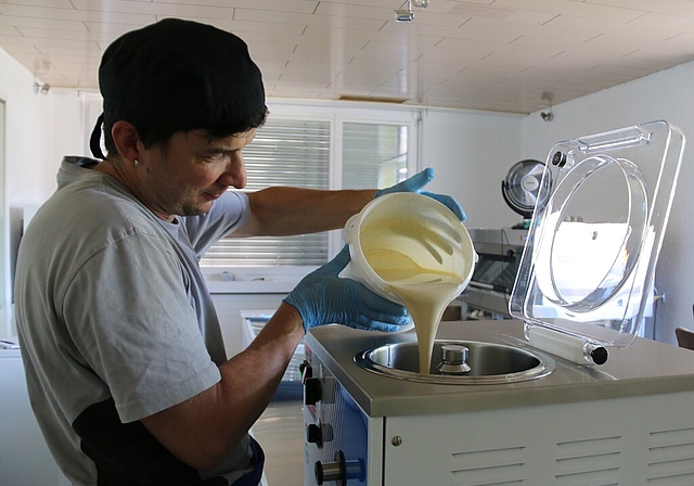 <em>Glacé-Herstellung kann noch richtiges Handwerk sein:</em> Bei «Balu’s Manufaktur für Glacé und Meringue» in Ammerswil ist das noch so. Manufakteur Claudio Riva füllt die Crème für Vanille-Glacé in die Glacé-Maschine. Foto: Melanie Sol