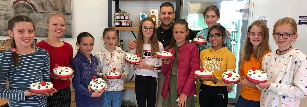 <em>Kulinarische Angebote sind äusserst beliebt:</em> Bild aus dem Ferienpass-Kurs Motivtorte. Fotos: zvg