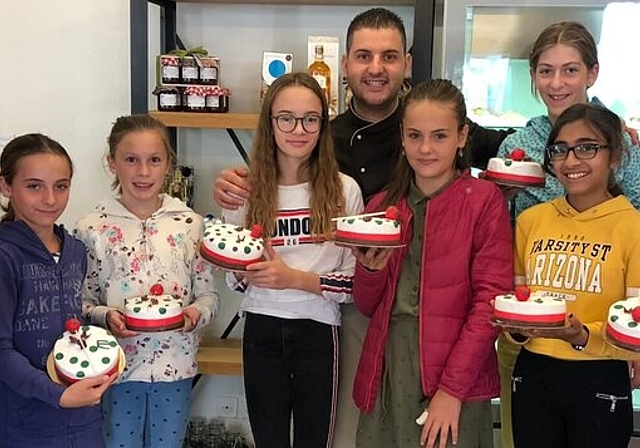 <em>Kulinarische Angebote sind äusserst beliebt:</em> Bild aus dem Ferienpass-Kurs Motivtorte. Fotos: zvg